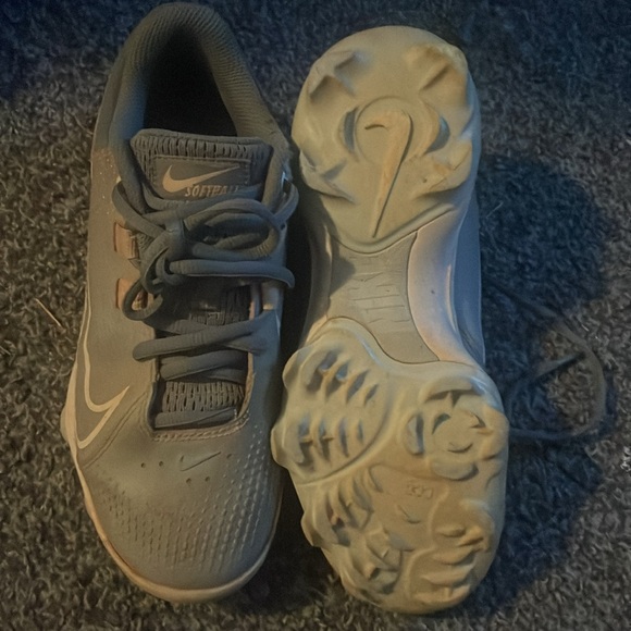 Girls size 6 molded Hyper-diamond softball cleats - Picture 3 of 4